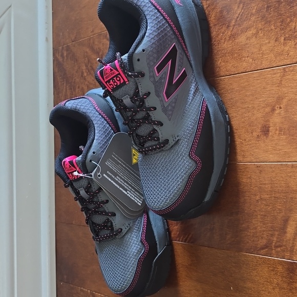 New Balance Women's 589v1 Industrial Shoe Pink And Gray 8.5 NWT - Picture 2 of 11